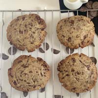 Galletas con trozos de chocolate y nueces