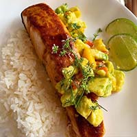 Salmón al horno con salsa de aguacate y mango