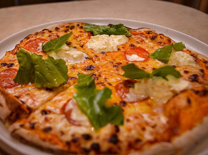 Restaurante La Barra Crea Tu Pizza