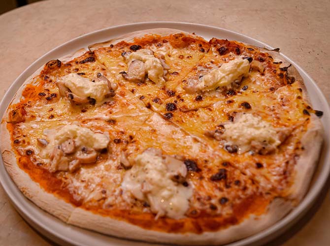 Restaurante La Barra Crea Tu Pizza